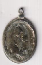 Virgen con Niño. Medalla (AE 27 mms.) R/ Jesús. Siglo XVII-XVIII